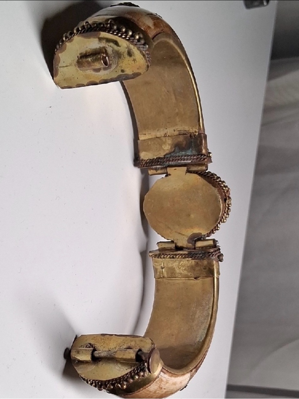 Vintage-Style Brown Stone Brass Cuff Bracelet - Picture 4 of 4